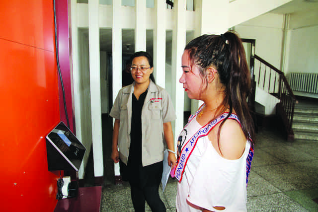 为增强公司机关基础治理，，，，公司机关自本月1日起实验考勤刷脸治理制度